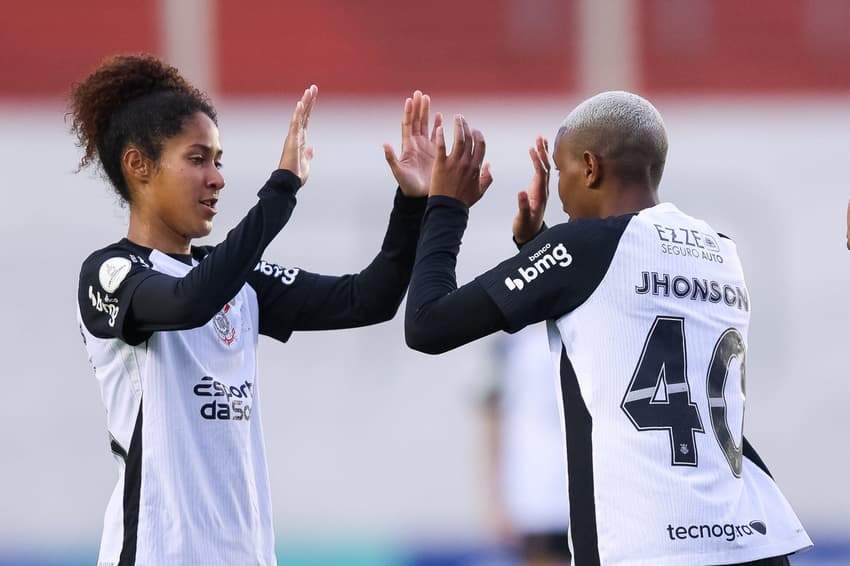 Gi Fernandes e Jhonson, do Corinthians, comemoram gol na Libertadores Feminina (Foto: Staff Images Woman/Conmebol)