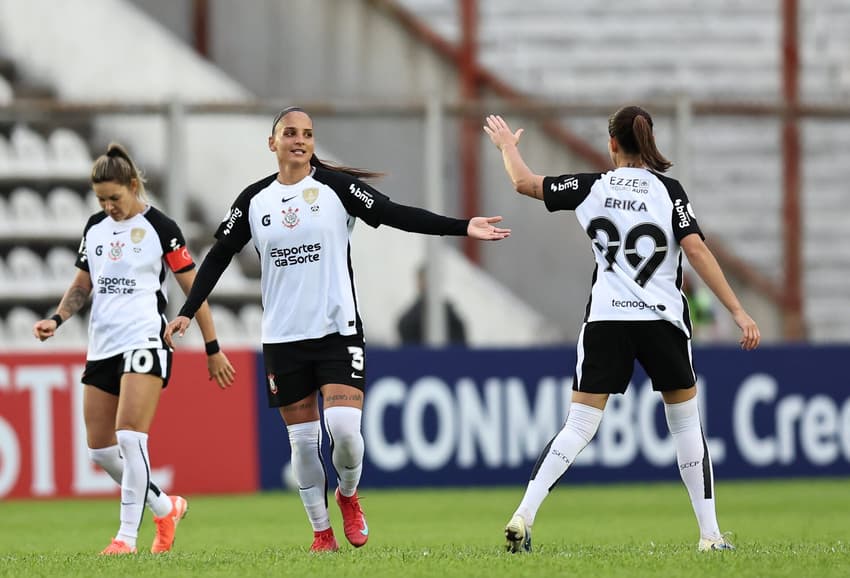 Erika e Letícia comemoram gol na goleada do Corinthians pela Libertadores Feminina (Foto: Staff Images Woman/Conmebol)