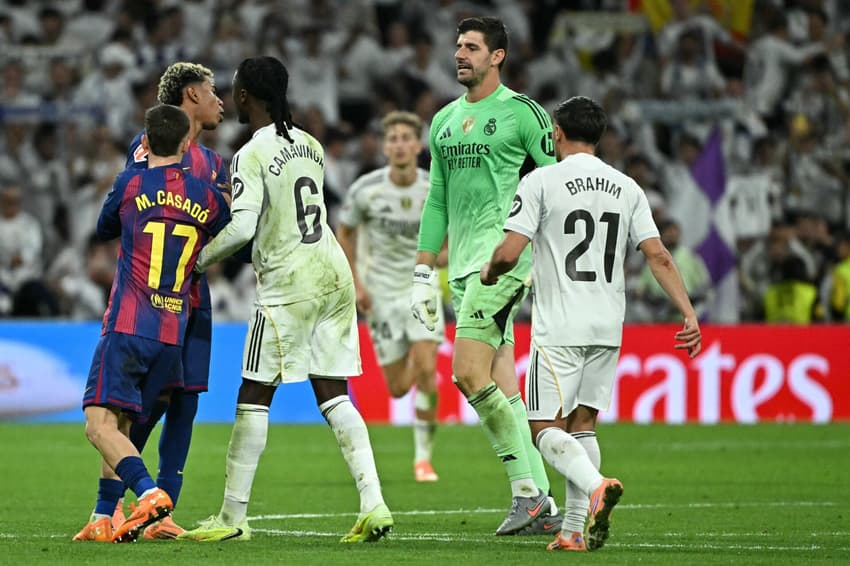 Courtois e Yamal discutindo após o jogo entre Barcelona e Real Madrid (Foto: Javier Soriano/AFP)