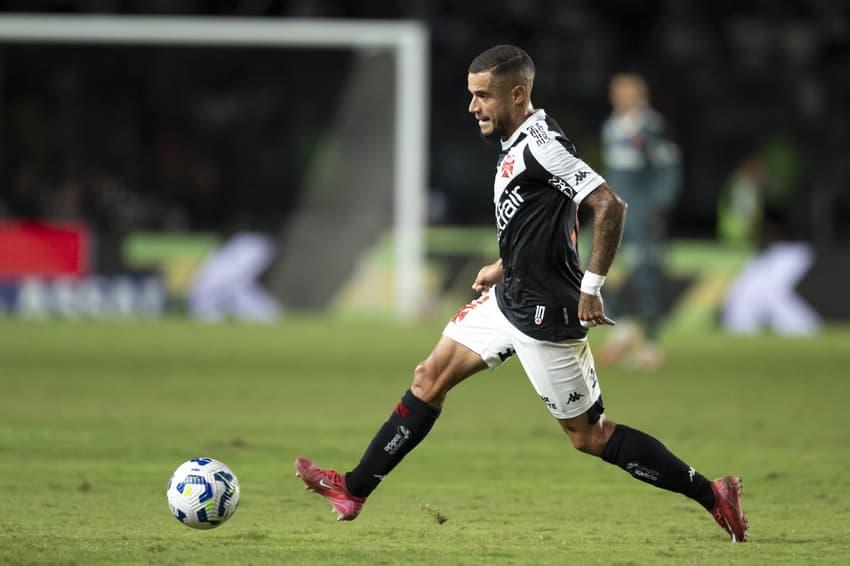Philippe Coutinho em campo pelo Vasco contra o Bragantino no Brasileirão (Foto: Jorge Rodrigues/AGIF)