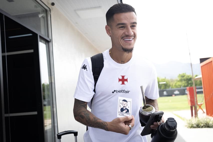 Coutinho recebe caricatura desenhada pelo artista Vascomics