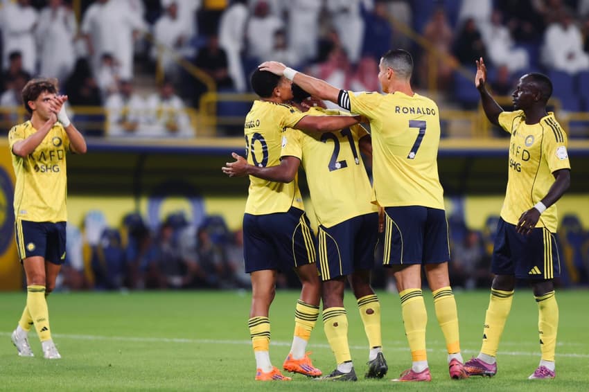 Cristiano Ronaldo celebra gol do Al-Nassr contra o Al-Fateh com Coman e Ângelo