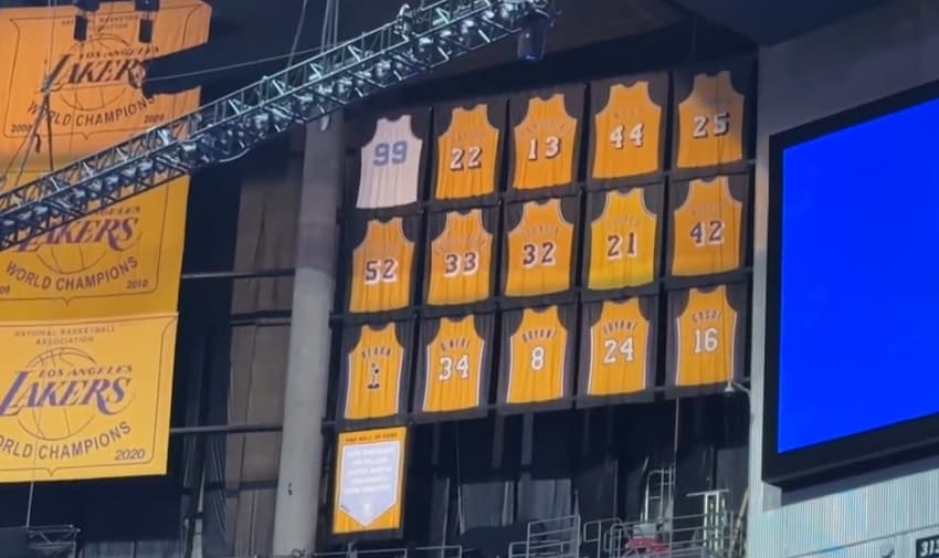 Camisas aposentadas de ídolos dos Lakers na Crypto.com Arena (Foto: Pedro Werneck / Lance!)