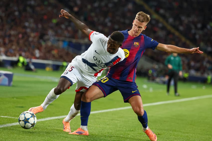 Dani Olmo e Nuno Mendes disputam bola em Barcelona x PSG, na Champions League