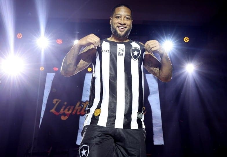 Dawkins no desfile de lançamento do uniforme para NBB 25-26 do Botafogo (Foto: Vítor Silva / BFR)