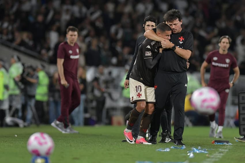 Coutinho e Diniz abraçados à beira do campo no clássico contra o Fluminense (Foto: Thiago Ribeiro/AGIF)