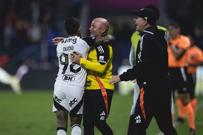 Dudu comemora o gol de empate com Sampaoli (Foto: Pedro Souza / Atlético)