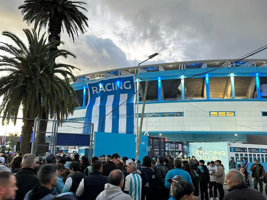 Bandeirão do Racing estendido na entrada da torcida argentina no El Cilindro, antes de jogo contra o Flamengo (Foto: Lucas Bayer/Lance!)