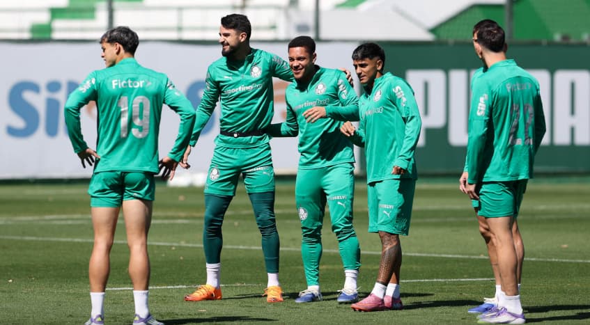 Elenco do Palmeiras durante treinamento na Academia de Futebol