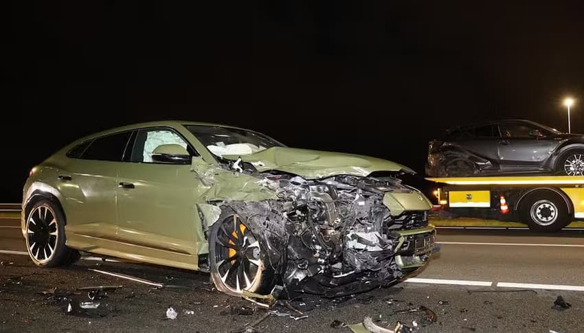 Carro destruído por Eljero Elia é uma Lamborghini 636, avaliada em R$ 1,8 milhão (Foto: Reprodução/X)