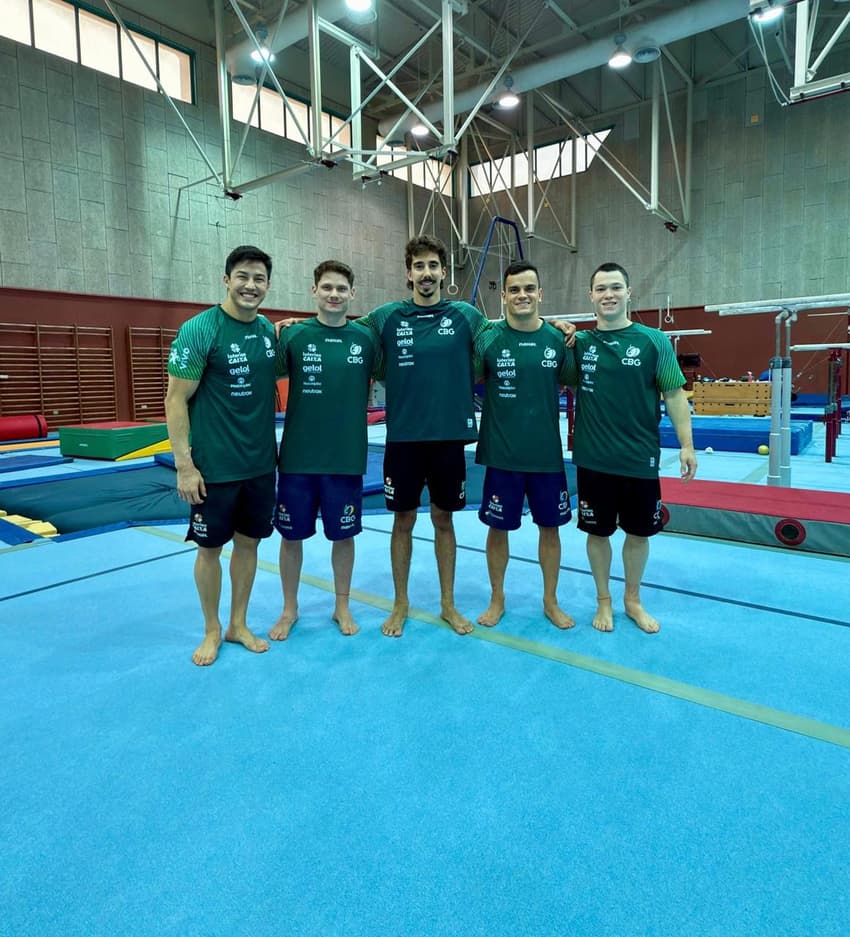 Equipe masculina de ginástica treinando para o Mundial em Jacarta (Foto: CBG)