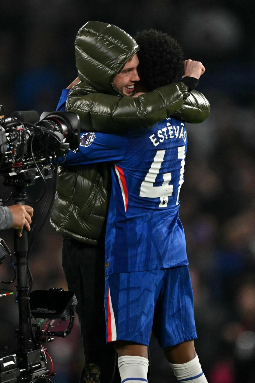 Estêvão é abraçado por Palmer após vitória do Chelsea sobre o Liverpool