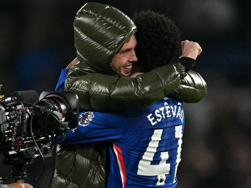 Estêvão é abraçado por Palmer após vitória do Chelsea sobre o Liverpool