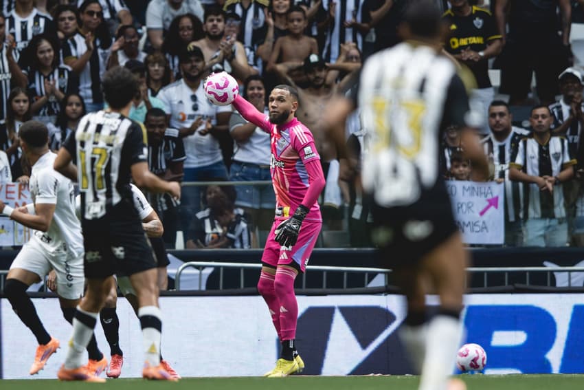 Éverson fez grandes defesas e ajudou o Atlético a vencer a partida contra o Ceará (Foto: Pedro Souza / Atlético)