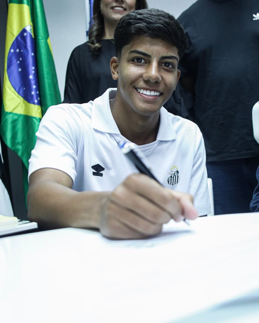Mateus Mendes tem apenas 16 anos e assinou o primeiro contrato profissional com o Santos. (Foto: Reinaldo Campos/Santos FC)
