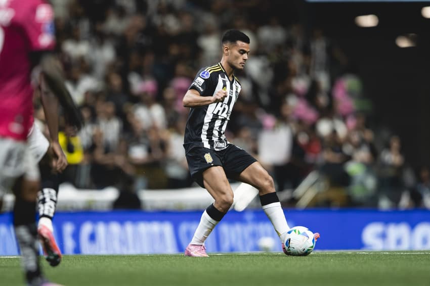 Fausto Vera contra o del Valle (Foto: Pedro Souza / Atlético)