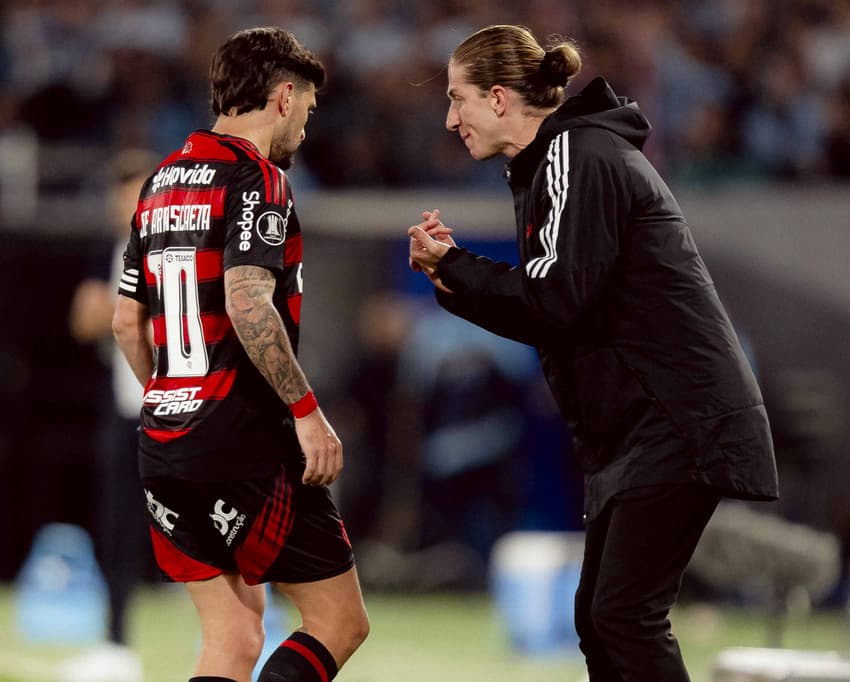 Filipe Luis e Arrascaeta em Flamengo x Racing (Foto: Adriano Fontes/Flamengo)