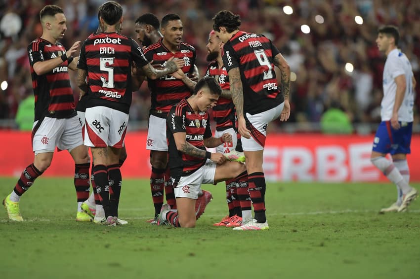Luiz Araujo jogador do Flamengo comemora seu gol com jogadores do seu time durante partida contra o Fortaleza no primeiro turno do Brasileirão