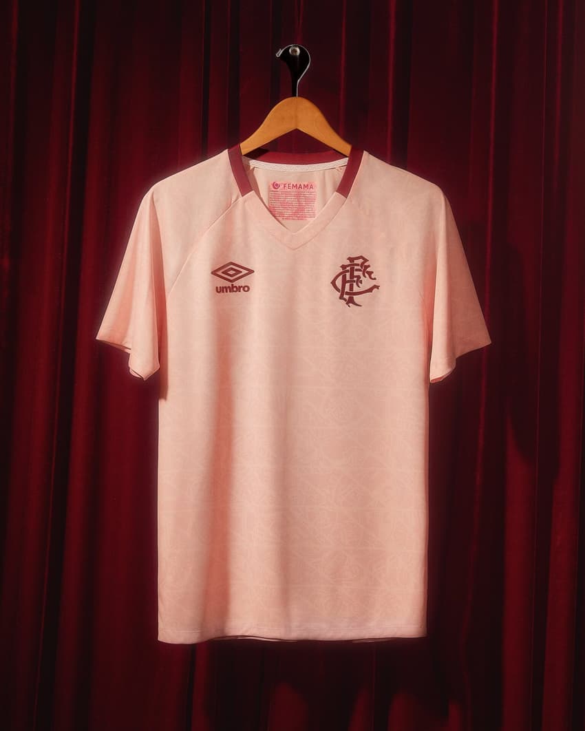 Os modelos lançados trazem o design característico do clube (Foto: Divulgação/ Umbro) 