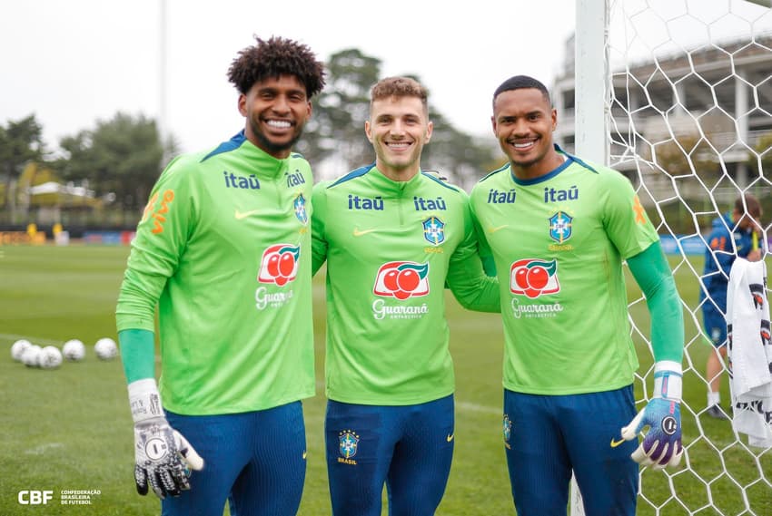 Os goleiros Hugo Souza, Bento e John em treino pela Seleção Brasileira, em Seul. (Foto: Rafael Ribeiro/ CBF)
