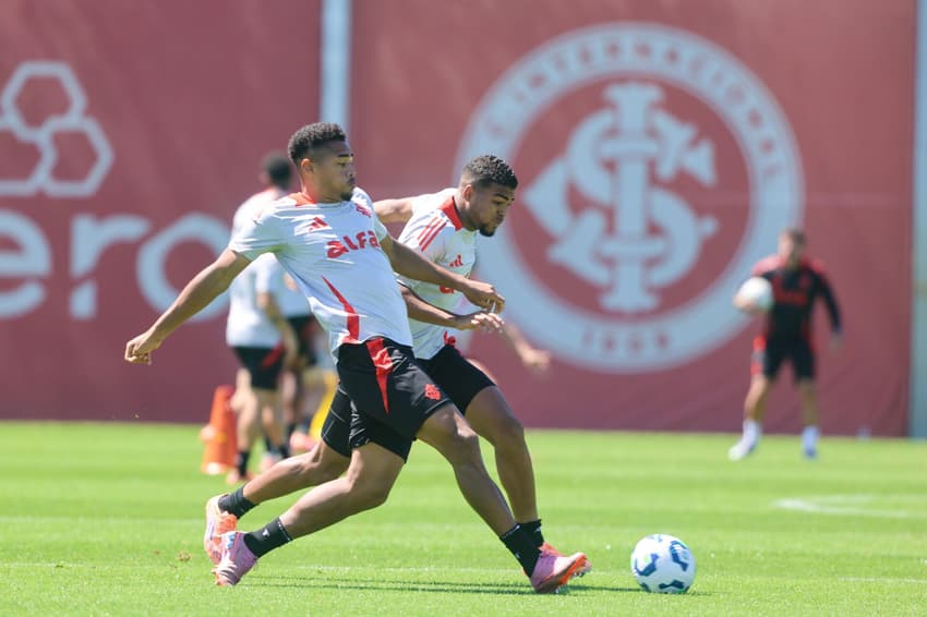 Gustavo Prado e Victor Gabriel em treino do Internacional