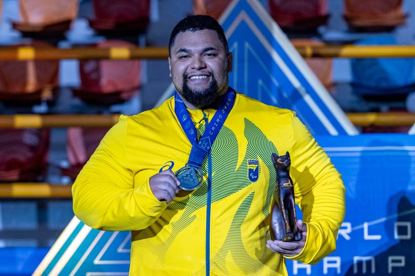 Gustavo Amaral com a conquista da medalha de prata no Mundial de Halterofilismo Cairo 2025 no The Club Sports City, na Cairo New Capital, Egito (Foto: Alessandra Cabral/CPB)