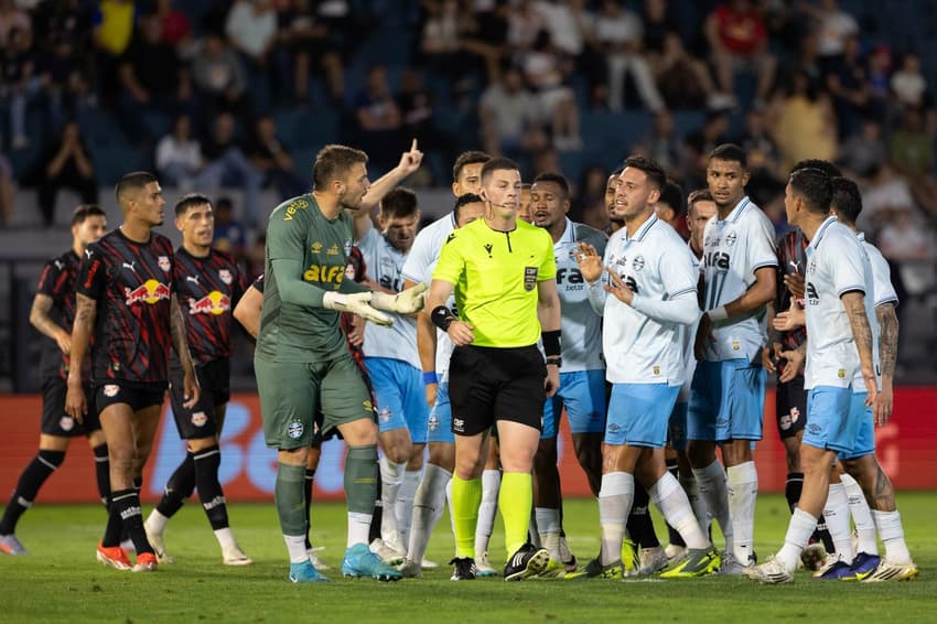 Jogadores do Grêmio reclamam com árbitro durante partida contra o Red Bull Bragantino no Brasileirão.