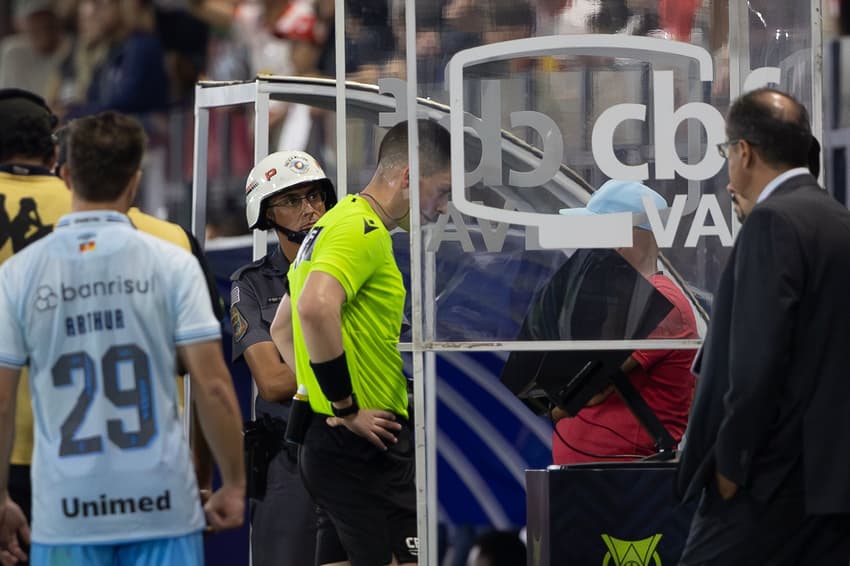 Árbitro analisa pênalti em Bragantino x Grêmio na cabide do VAR 