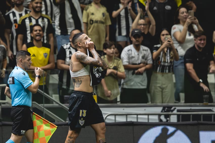 Guilherme Arana comemora com a torcida (Foto: Pedro Souza)