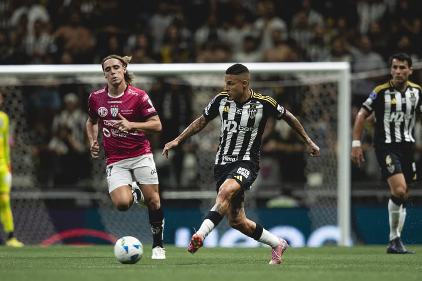 Guilherme Arana retorna ao time titular após cumprir suspensão (Foto: Pedro Souza / Atlético)