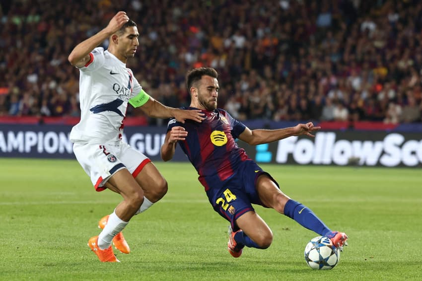 Hakimi e Eric García disputam bola em Barcelona x PSG, pela Champions