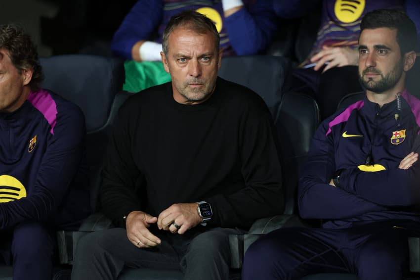 Hansi-Flick observa Barcelona x PSG, pela Champions League