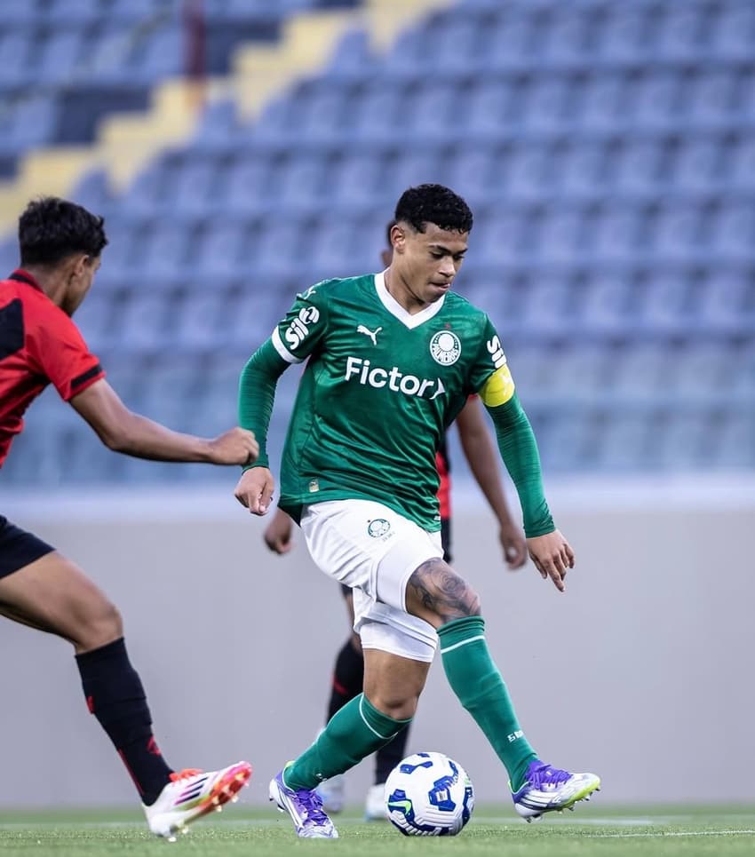 Luis Felipe Pacheco, meio-campista do Palmeiras