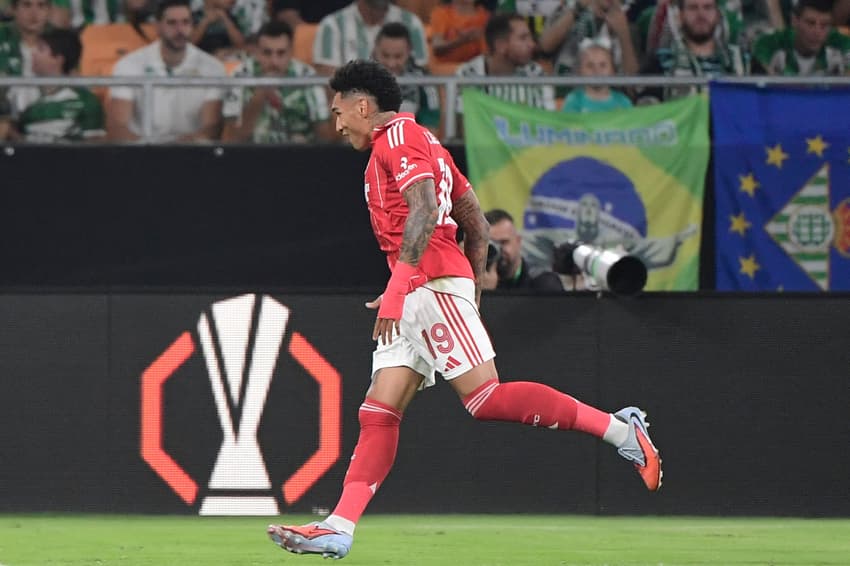 Igor Jesus comemora gol pelo Nottingham Forest contra o Betis, pela Europa League