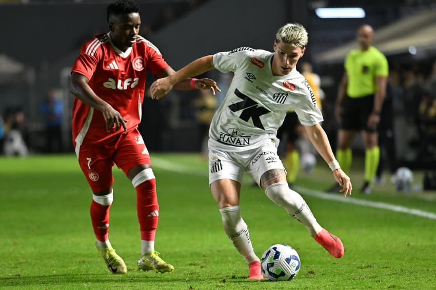 Benjamín Rollheiser, do Santos, disputa lance com Jhon Carbonero, do Internacional, durante partida na Vila Belmiro, pelo Brasileirão de 2025 (Foto: Jota Erre/Gazeta Press)