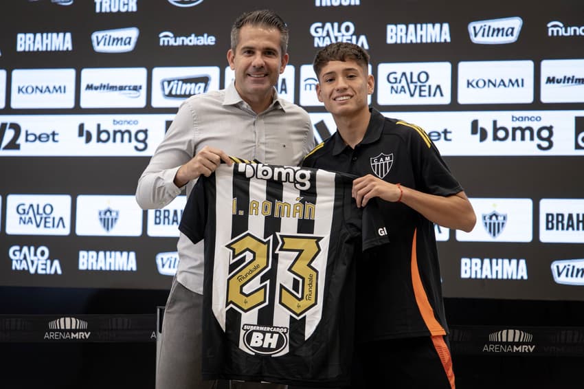 Iván Román ao lado do diretor de futebol do Galo Victor Bagy em sua apresentação (Foto: Pedro Souza / Atlético)