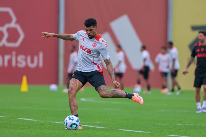 Juninho, zagueiro do Internacional