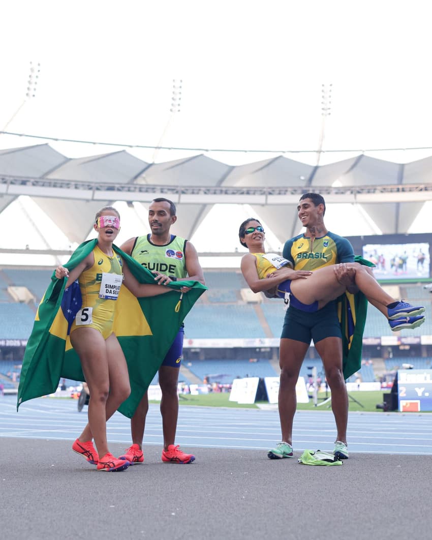 Jerusa Geber e Thalita Simplício comemorando medalhas nos 200m T11 (Foto: Cris Mattos/CPB)