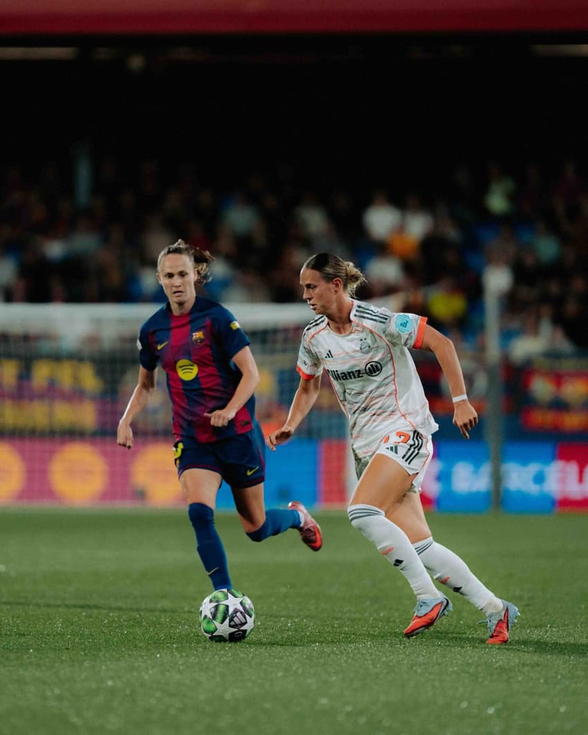 Jogadoras do Bayern de Munique e Barcelona em disputa pela Champions League Feminina (Foto: Reprodução/X)