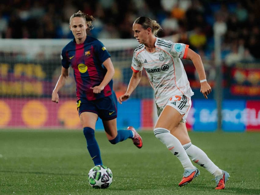 Jogadoras do Bayern de Munique e Barcelona em disputa pela Champions League Feminina (Foto: Reprodução/X)