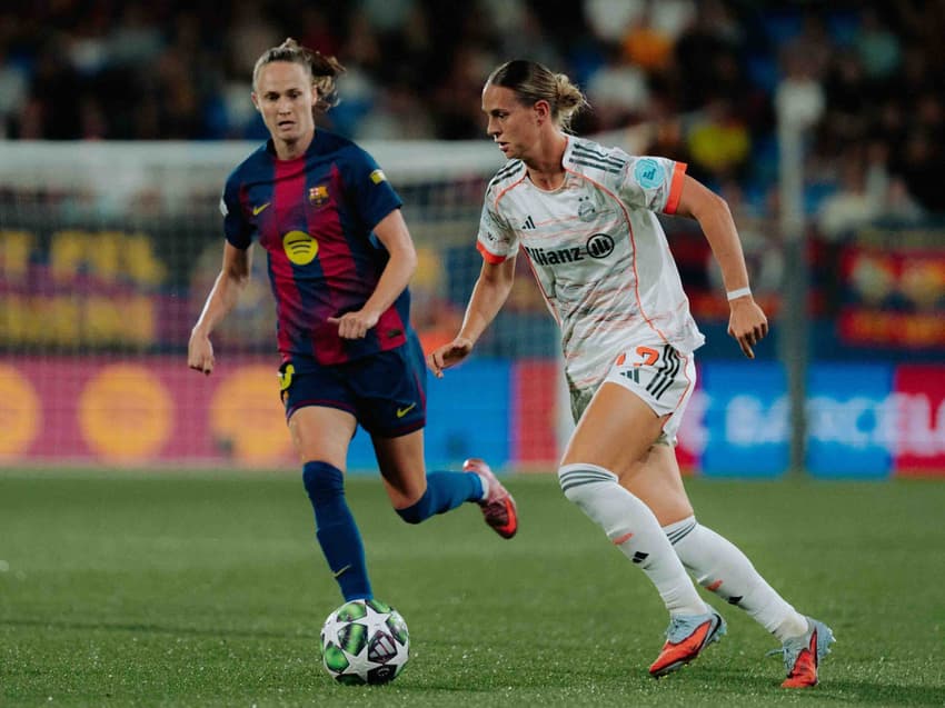 Jogadoras do Bayern de Munique e Barcelona em disputa pela Champions League Feminina (Foto: Reprodução/X)