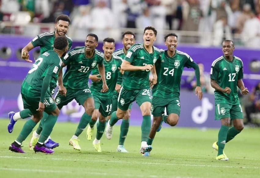 Jogadores da Arábia Saudita comemorando a classificação para a Copa do Mundo (Foto: Reprodução/X)