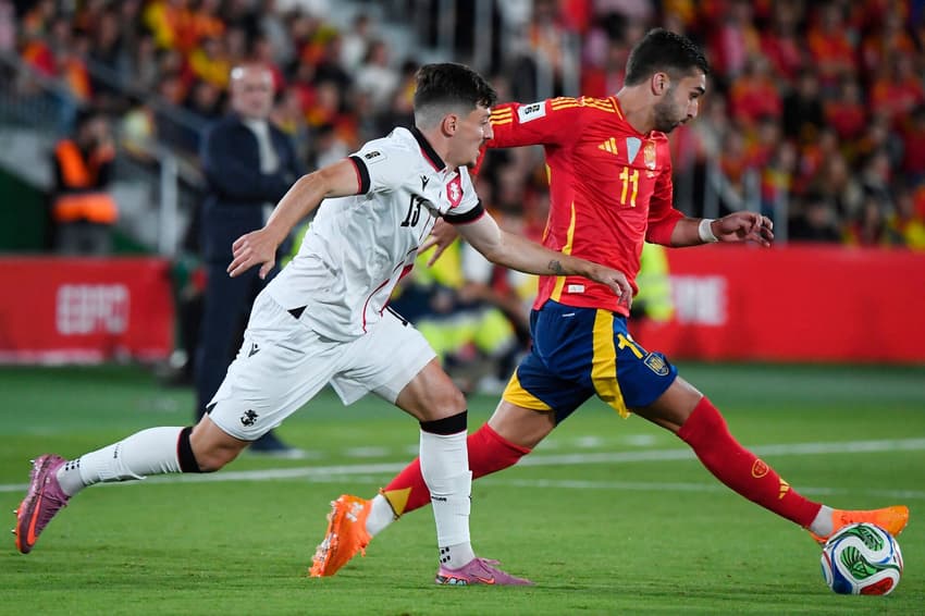 Jogadores da Espanha e Geórgia em ação no duelo válido pelas Eliminatórias (Foto: Jose Jordan/AFP)