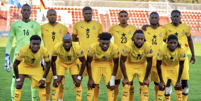 Jogadores da Gana no pré-jogo contra Comores.