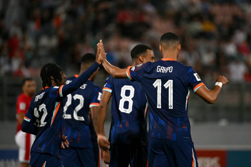Jogadores da Holanda comemorando o terceiro gol marcado contra Malta (Foto: Alberto Pizzoli/AFP)