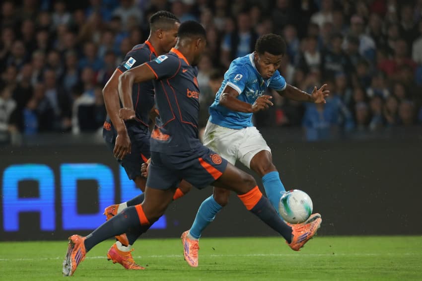 Jogadores da Napoli e Inter de Milão disputando em jogo válido pelo Campeonato Italiano (Foto: Carlos Hermann/AFP)