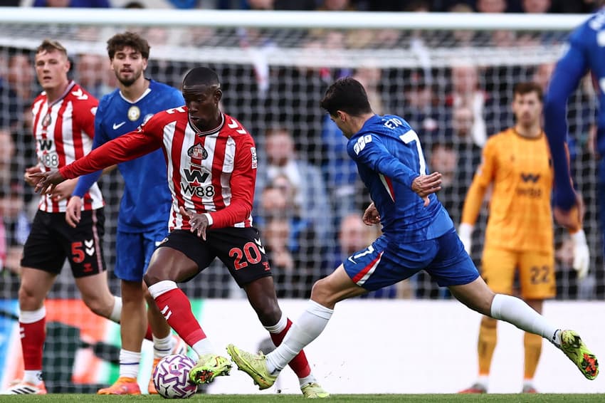 Jogadores do Chelsea e Sunderland disputando (Foto: Henry Nicholls/AFP)