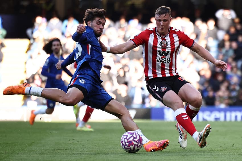 Jogadores do Chelsea e Sunderland disputando em jogo da Premier League (Foto: Henry Nicholls/AFP)
