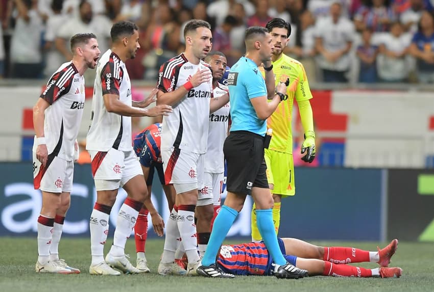 Jogadores do Flamengo revogam expulsão de Danilo