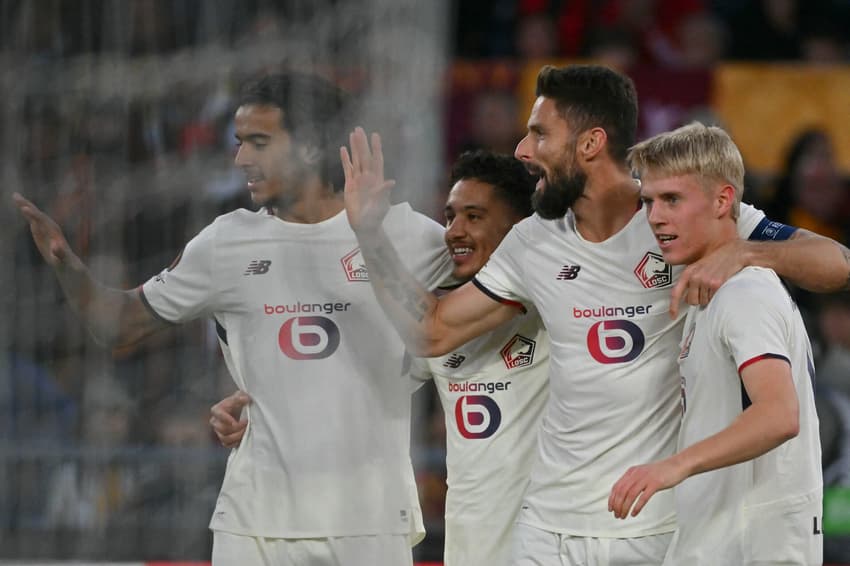 Jogadores do Lille comemoram gol sobre a Roma, na Europa League